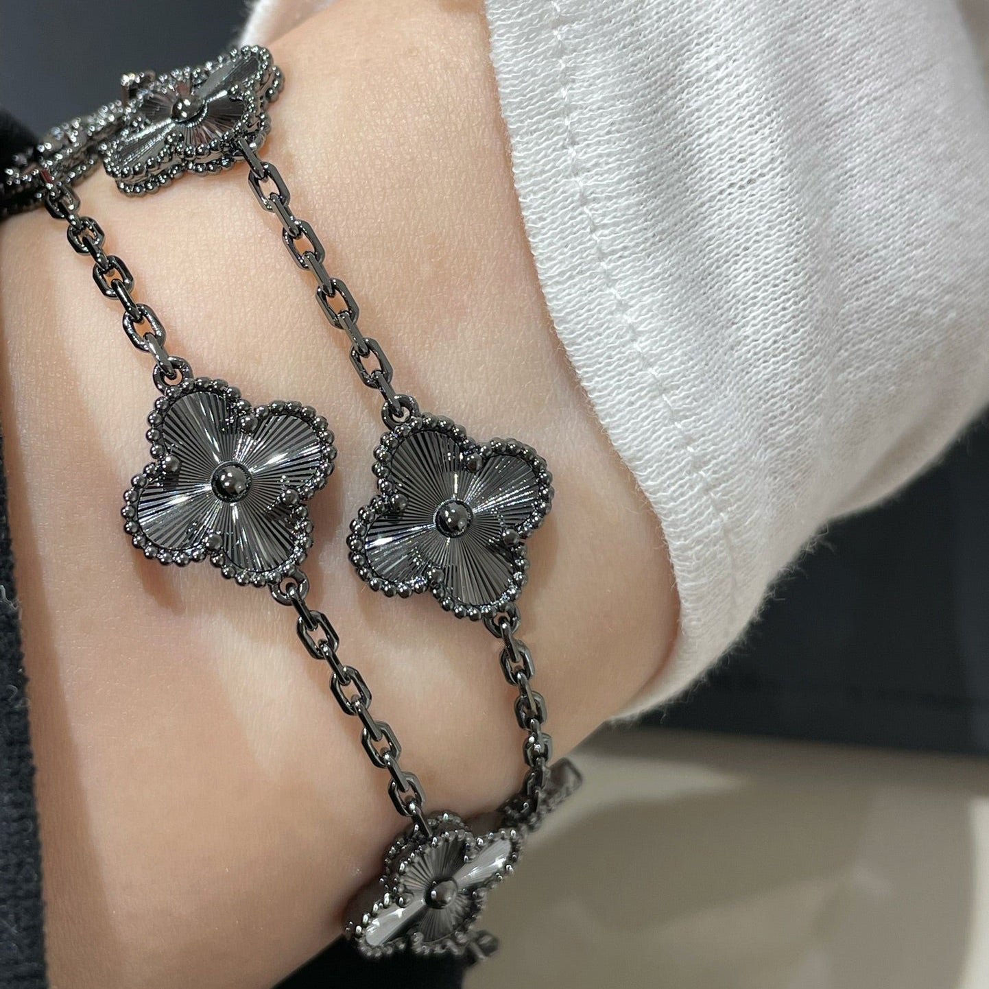 [Echo Fine ]CLOVER 5 MOTIF BLACK BRACELET