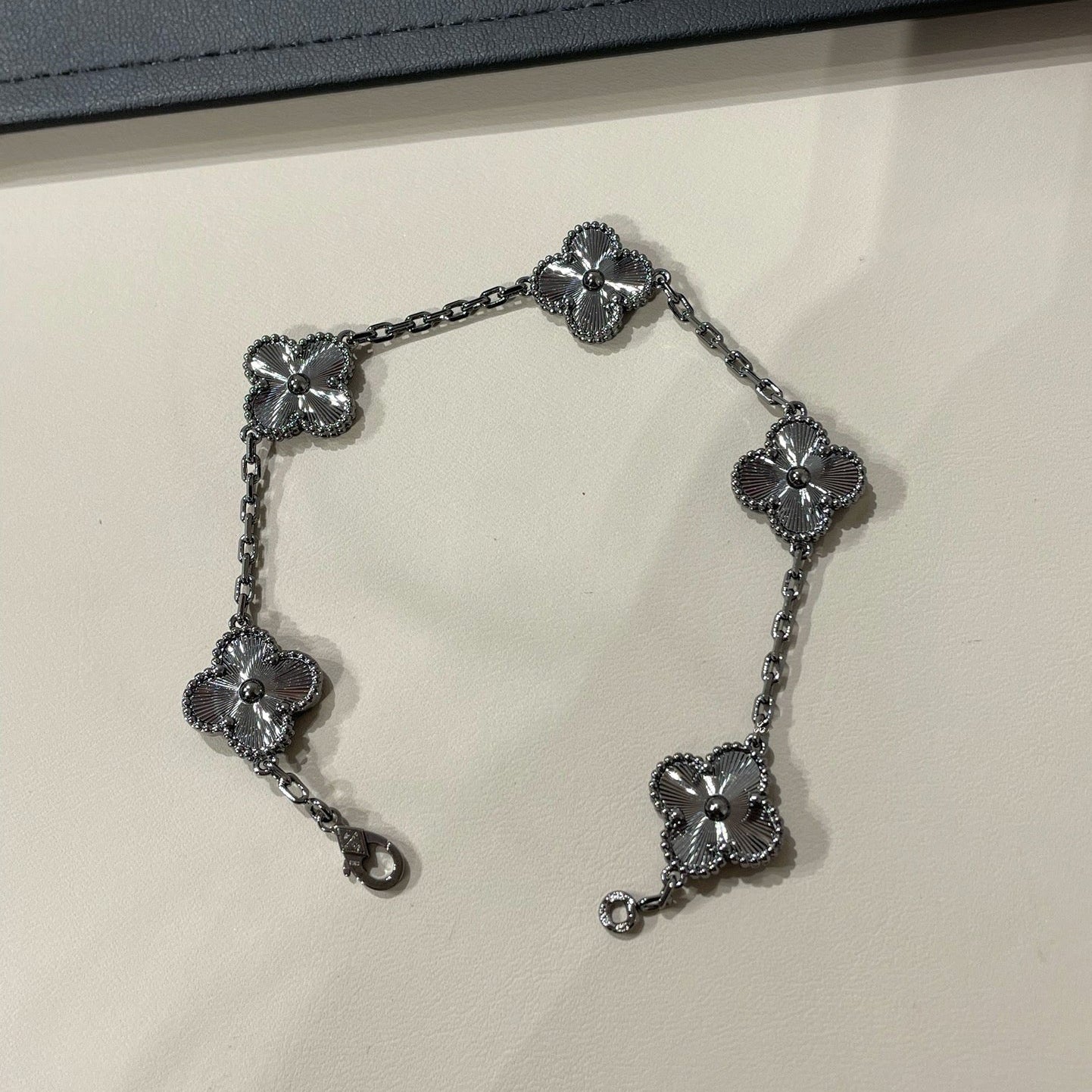 [Echo Fine ]CLOVER 5 MOTIF BLACK BRACELET