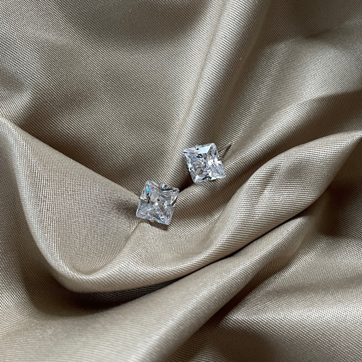 [Echo Fine ]Stylish Shiny Square Center Stone Stud Earrings