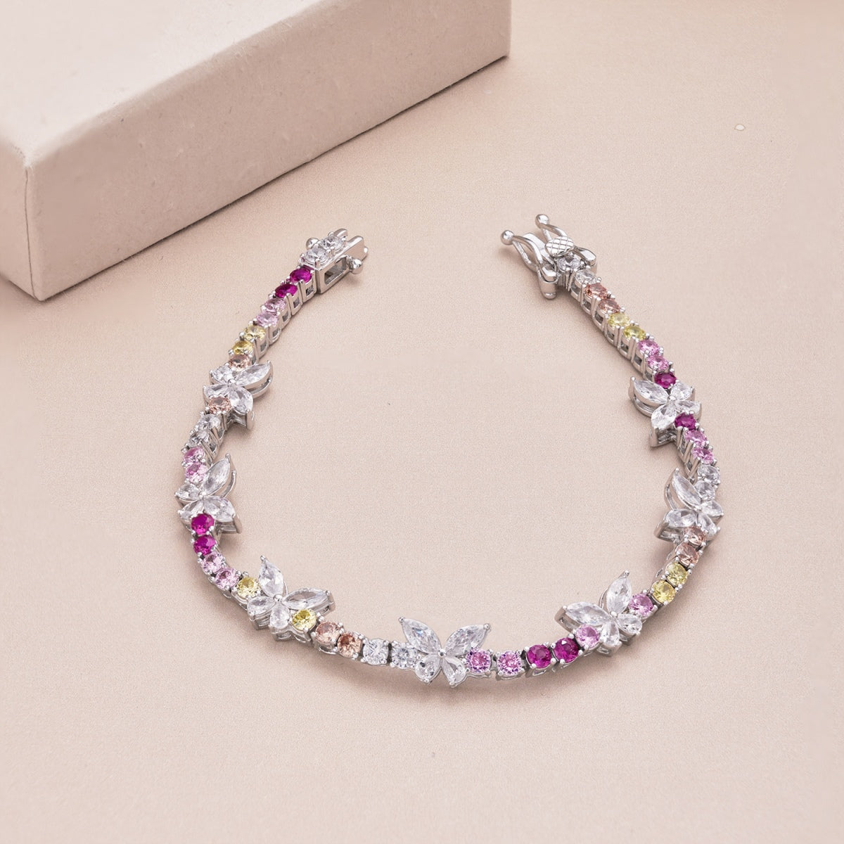 [Echo Fine ]Ornate Colorful Butterfly Shape Round Cut Daily Bracelet