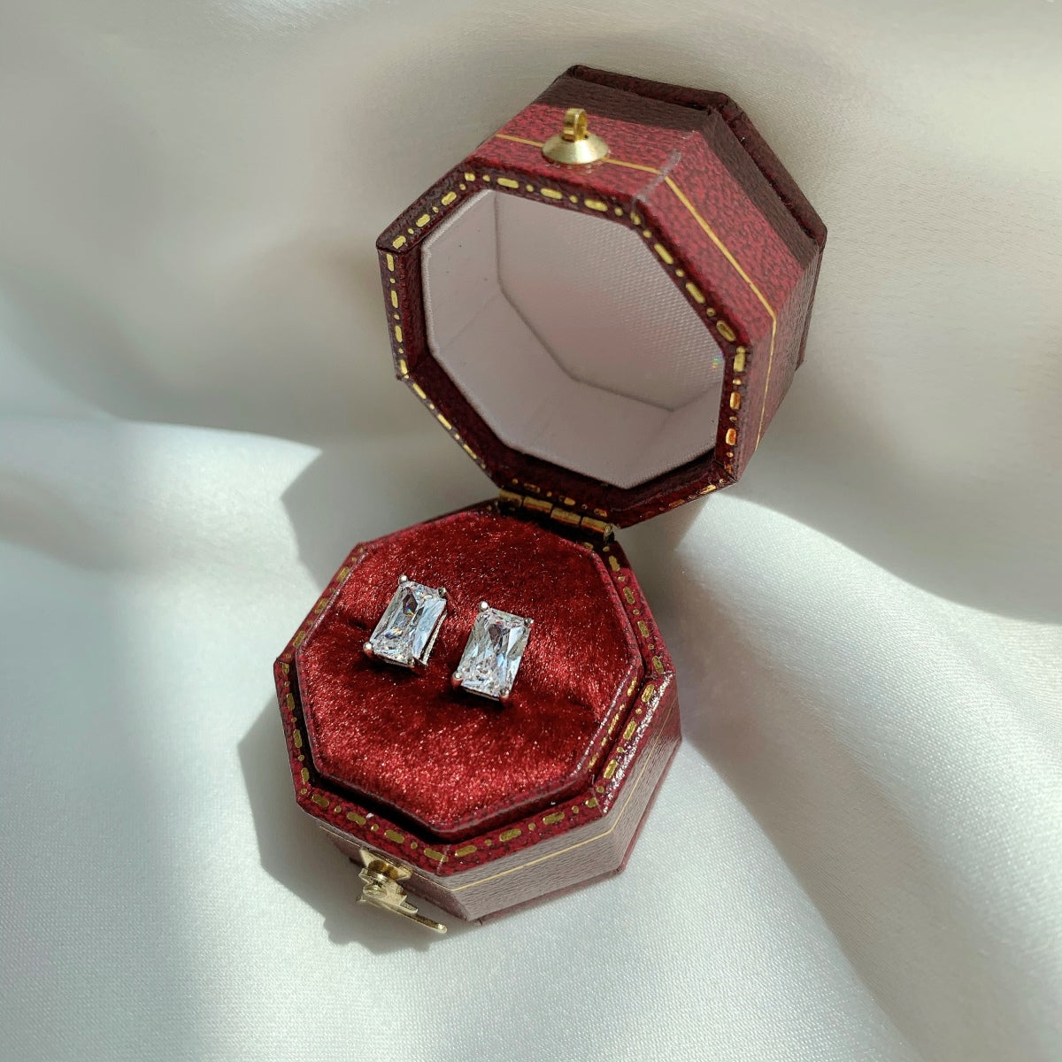[Echo Fine ]Stylish Shiny Rectangular Center Stone Stud Earrings