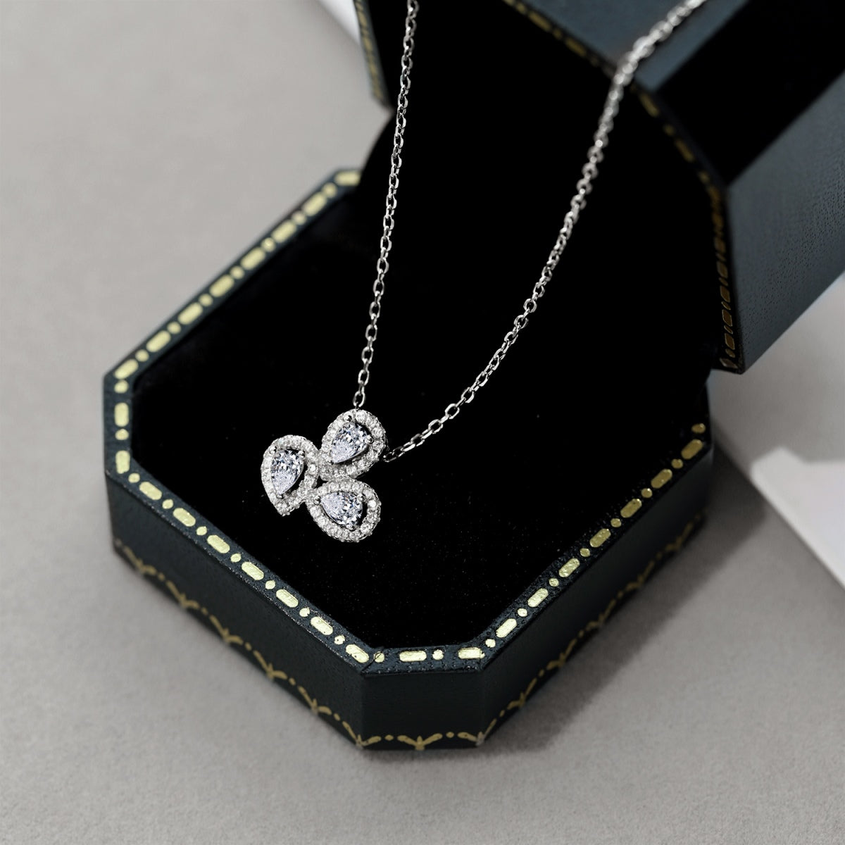 [Echo Fine ]Elegant Flower Shape Pear Cut Necklace