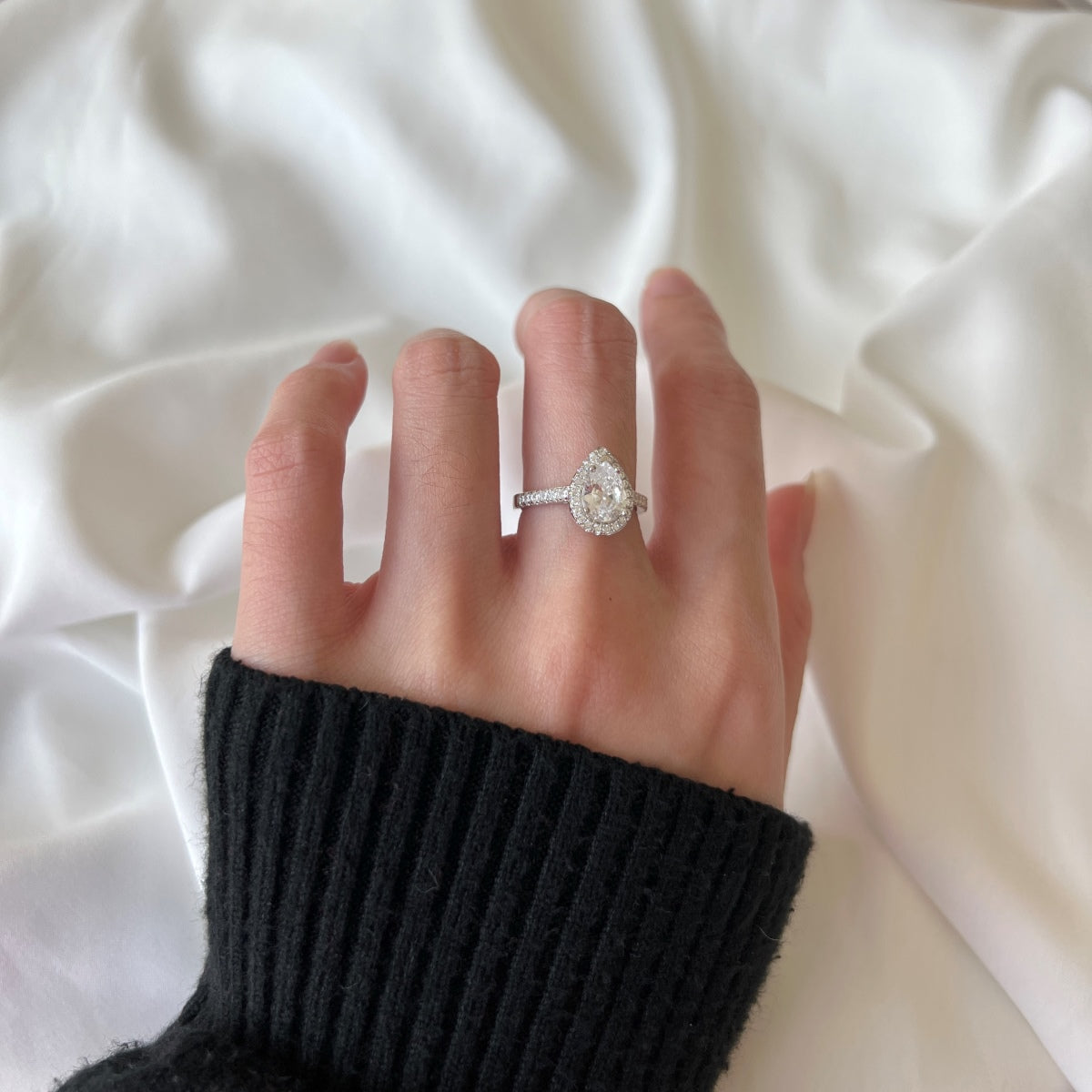 [Echo Fine ]1.0 Carat Luxurious Resplendent Water Drop Shape Wedding Ring