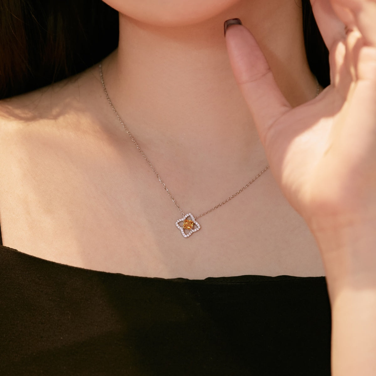 [Echo Fine ]Exquisite Flower Shape Princess Cut Necklace