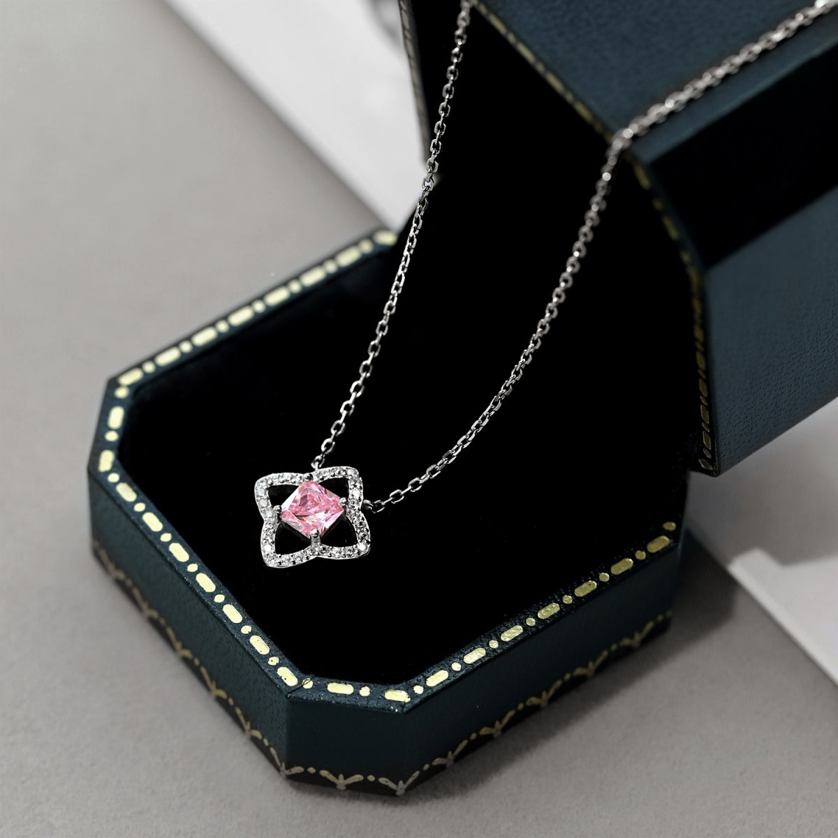 [Echo Fine ]Exquisite Flower Shape Princess Cut Necklace