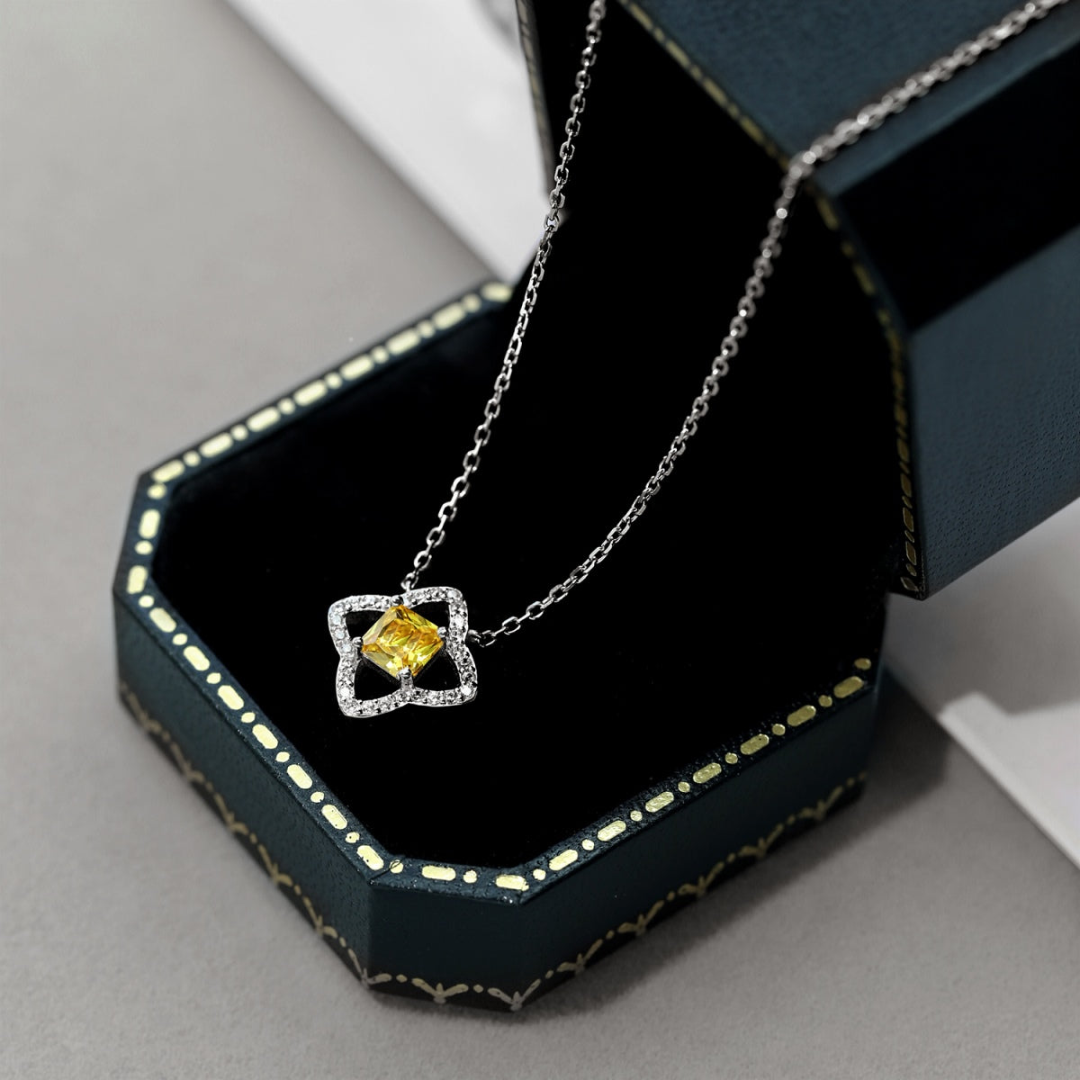 [Echo Fine ]Exquisite Flower Shape Princess Cut Necklace