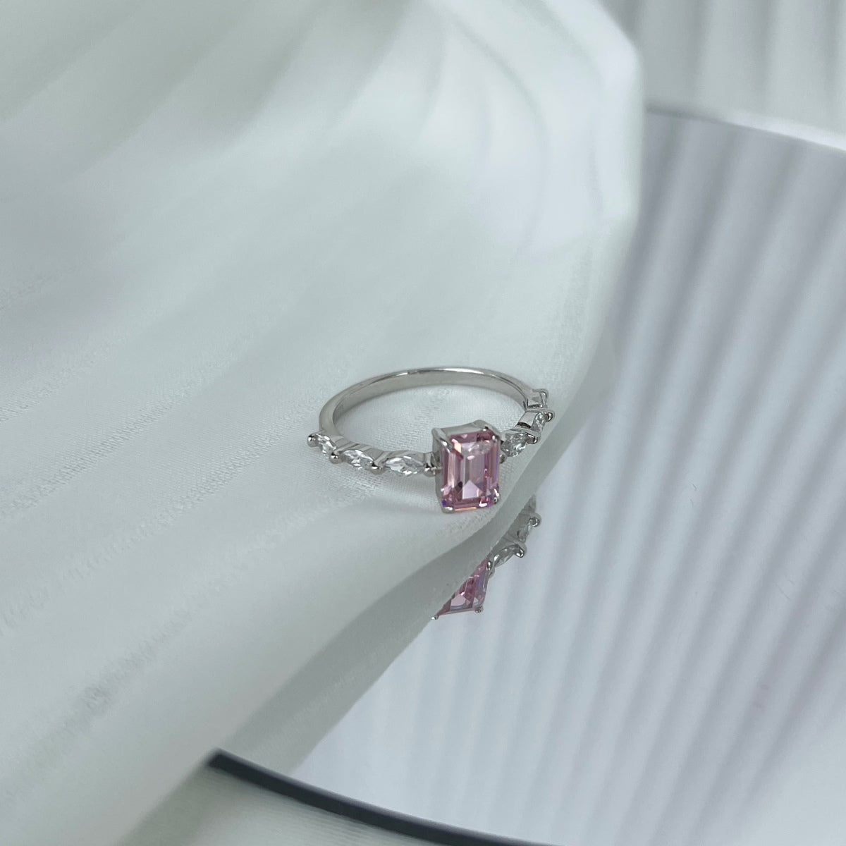 [Echo Fine ]1.0 Carat Dainty Resplendent Radiant Cut Daily Ring