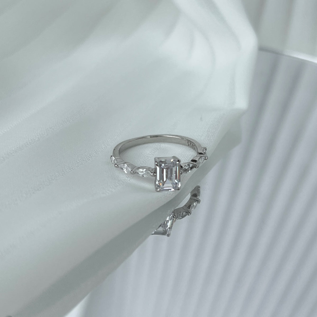 [Echo Fine ]1.0 Carat Dainty Resplendent Radiant Cut Daily Ring