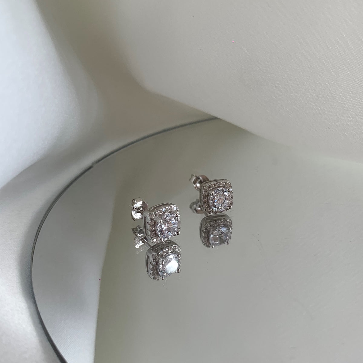 [Echo Fine ]Classic Round Center Stone Stud Earrings