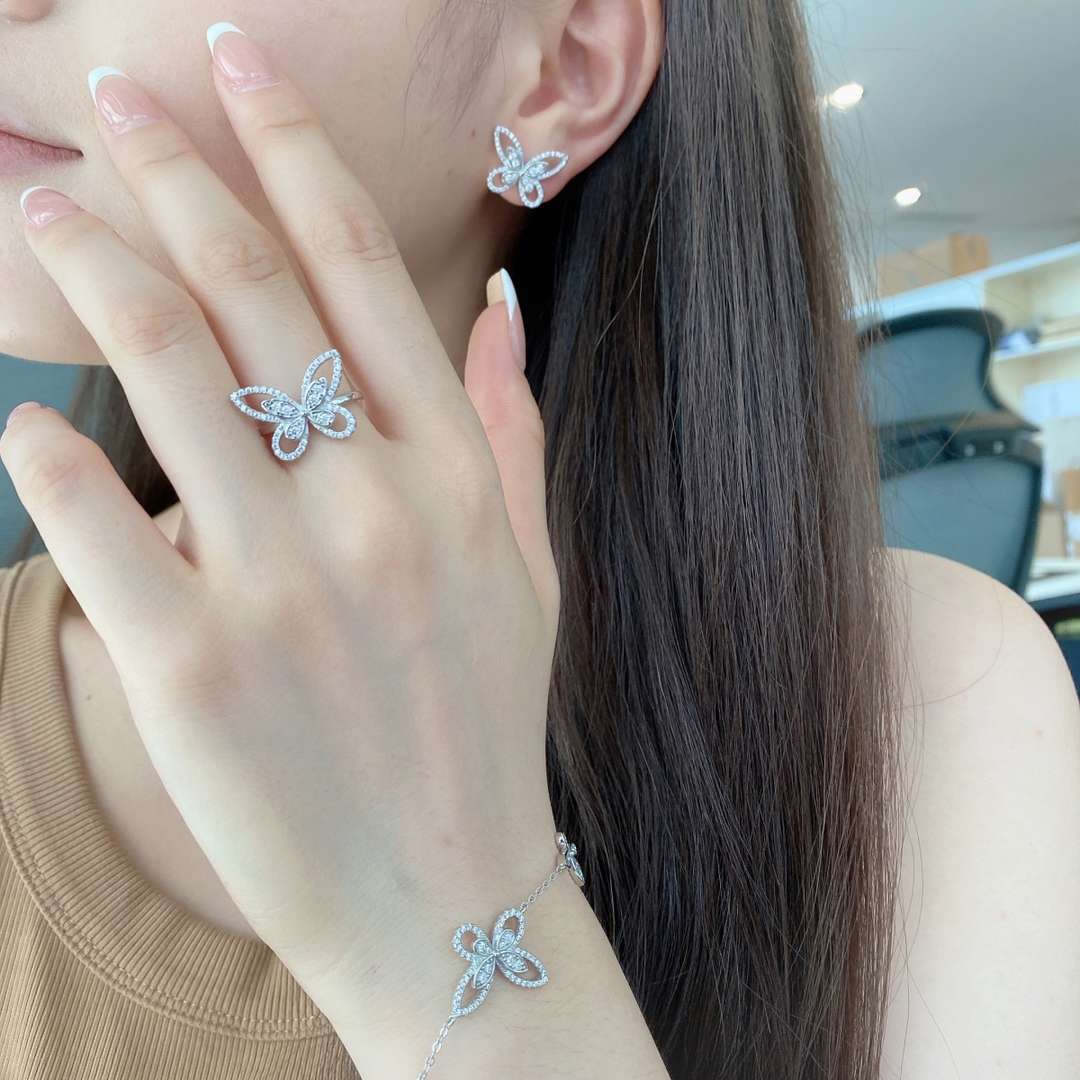 [Echo Fine ]Delicate Butterfly Pendant Bracelet