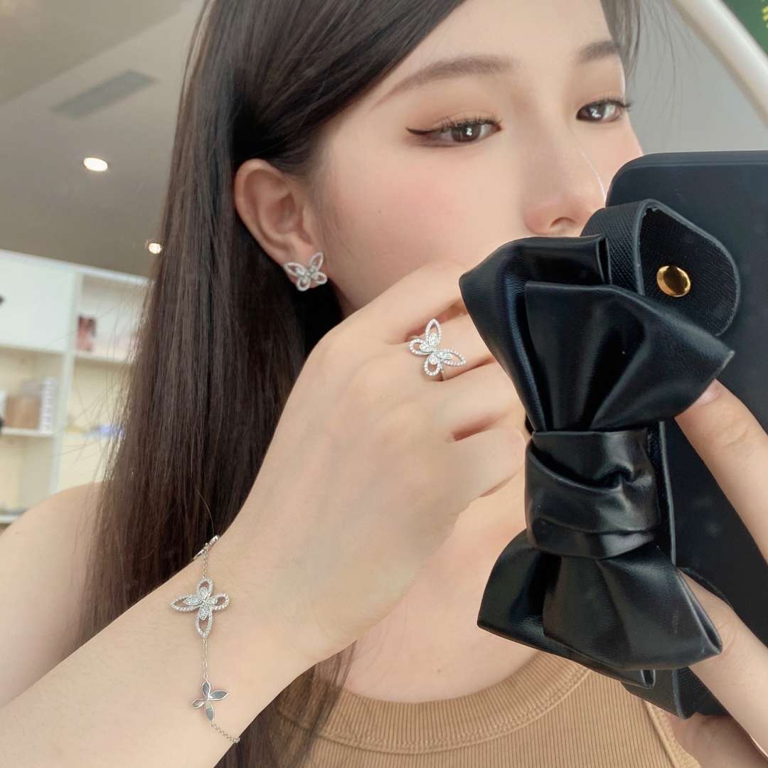 [Echo Fine ]Delicate Butterfly Pendant Bracelet