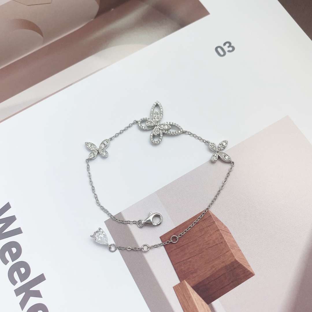 [Echo Fine ]Delicate Butterfly Pendant Bracelet
