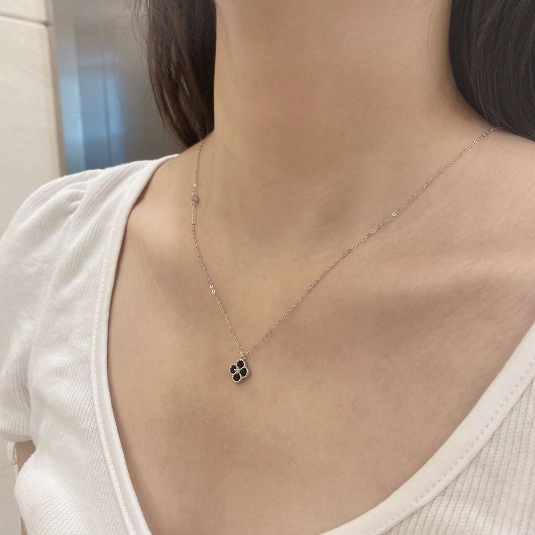 [Echo Fine ]Delicate Flower Shape Necklace