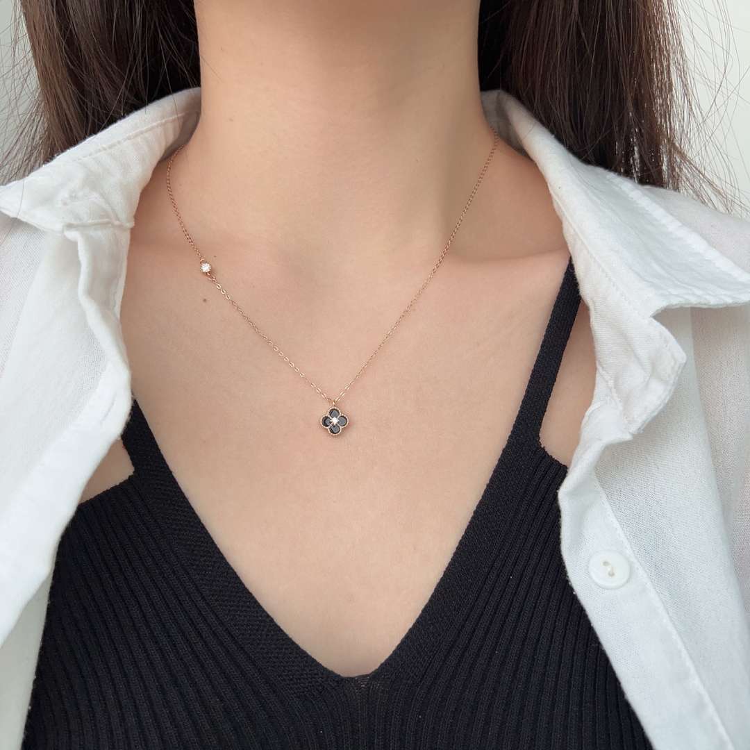 [Echo Fine ]Delicate Flower Shape Necklace