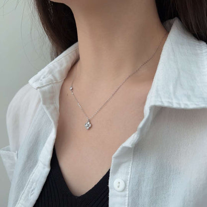 [Echo Fine ]Delicate Flower Shape Necklace