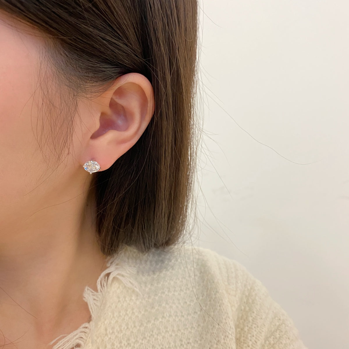 [Echo Fine ]Stylish Shiny Round Center Stone Stud Earrings