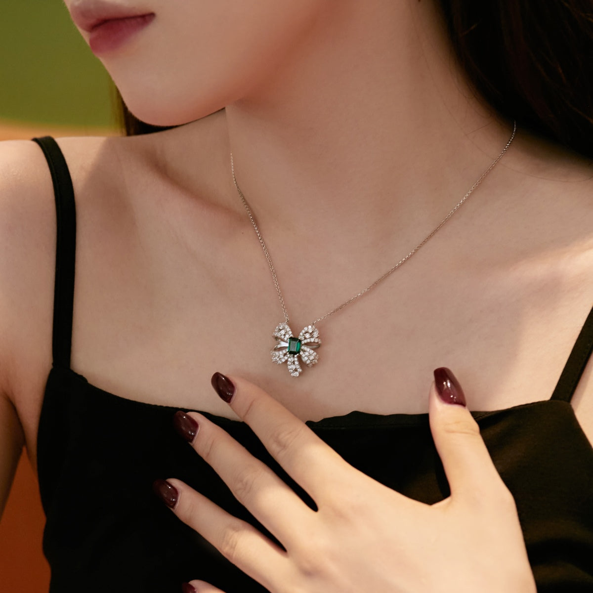 [Echo Fine ]Luxurious Flower Shape Emerald Cut Necklace