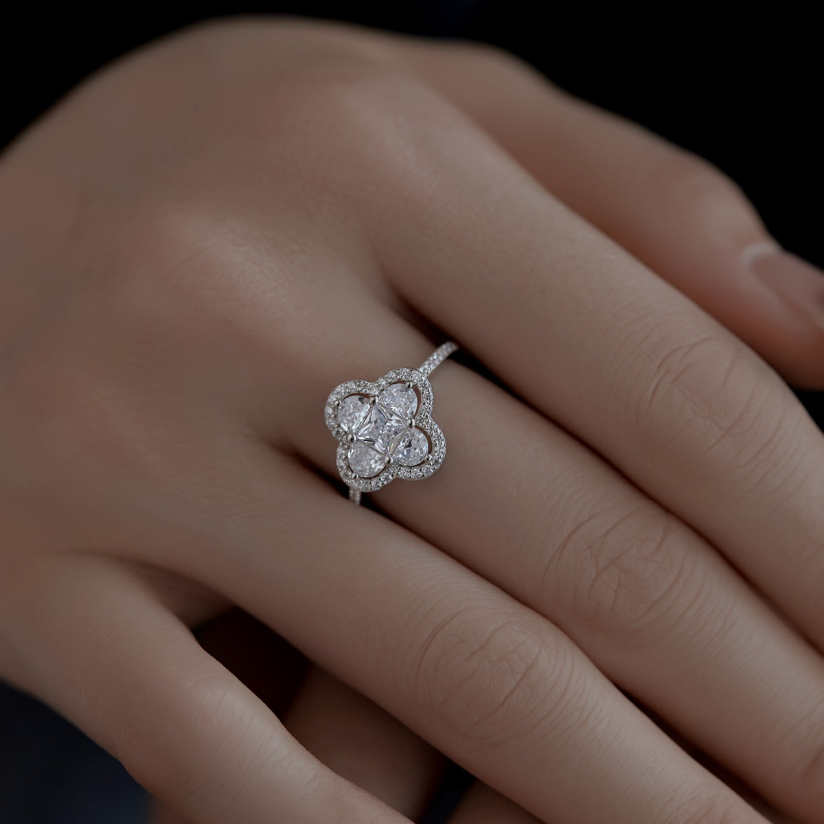 [Echo Fine ]Luxurious Eternity Flower Shape Banquet Ring
