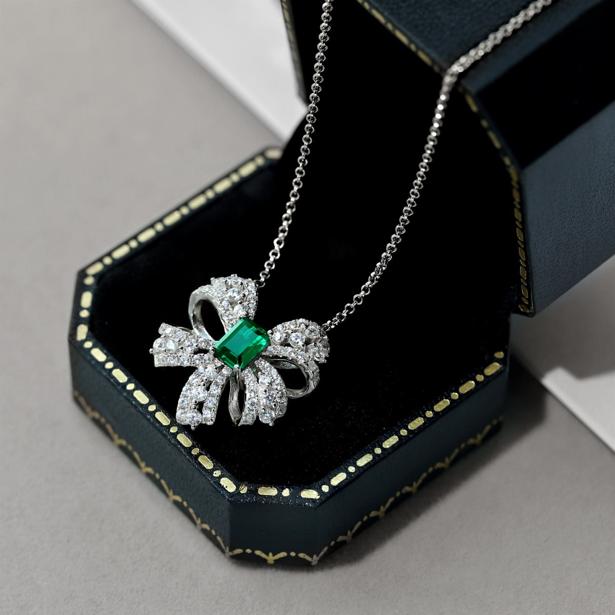 [Echo Fine ]Luxurious Flower Shape Emerald Cut Necklace