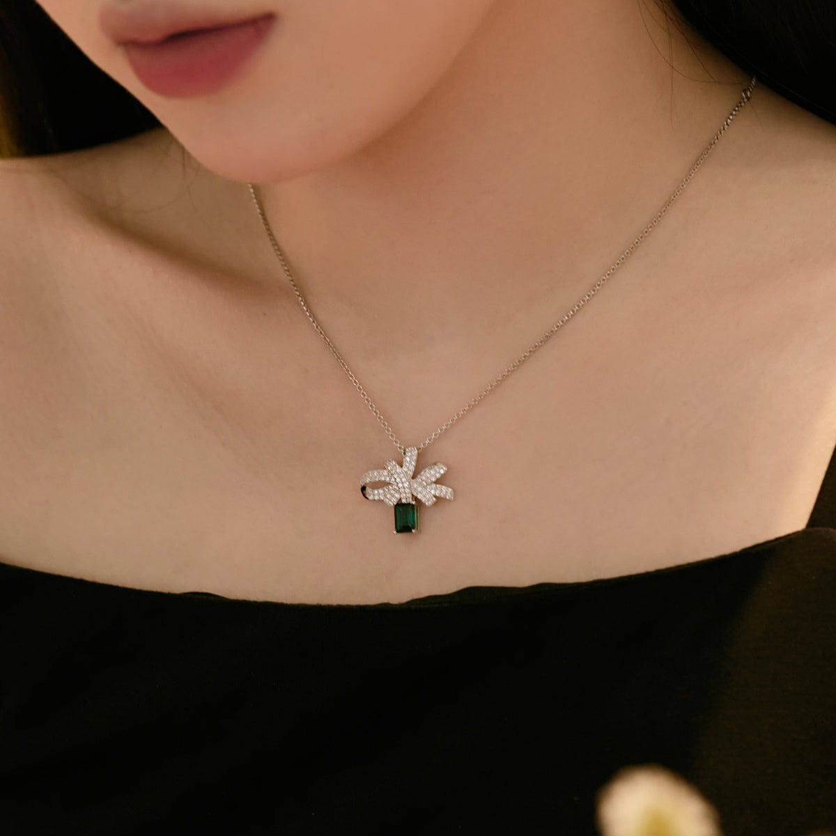 [Echo Fine ]Luxurious Flower Shape Emerald Cut Necklace