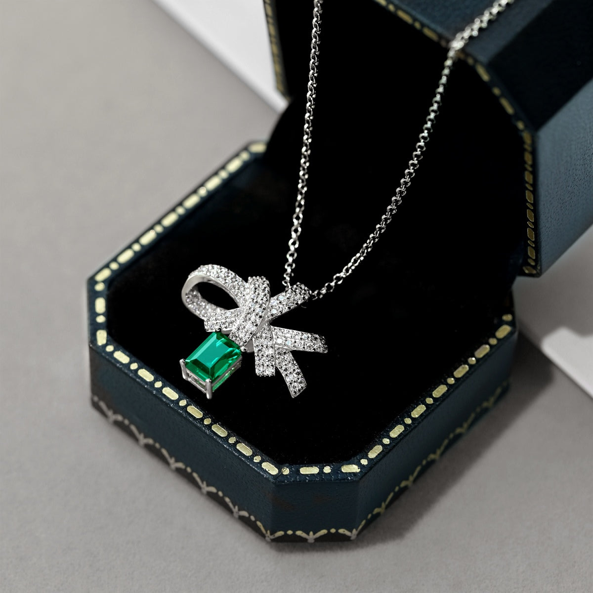 [Echo Fine ]Luxurious Flower Shape Emerald Cut Necklace