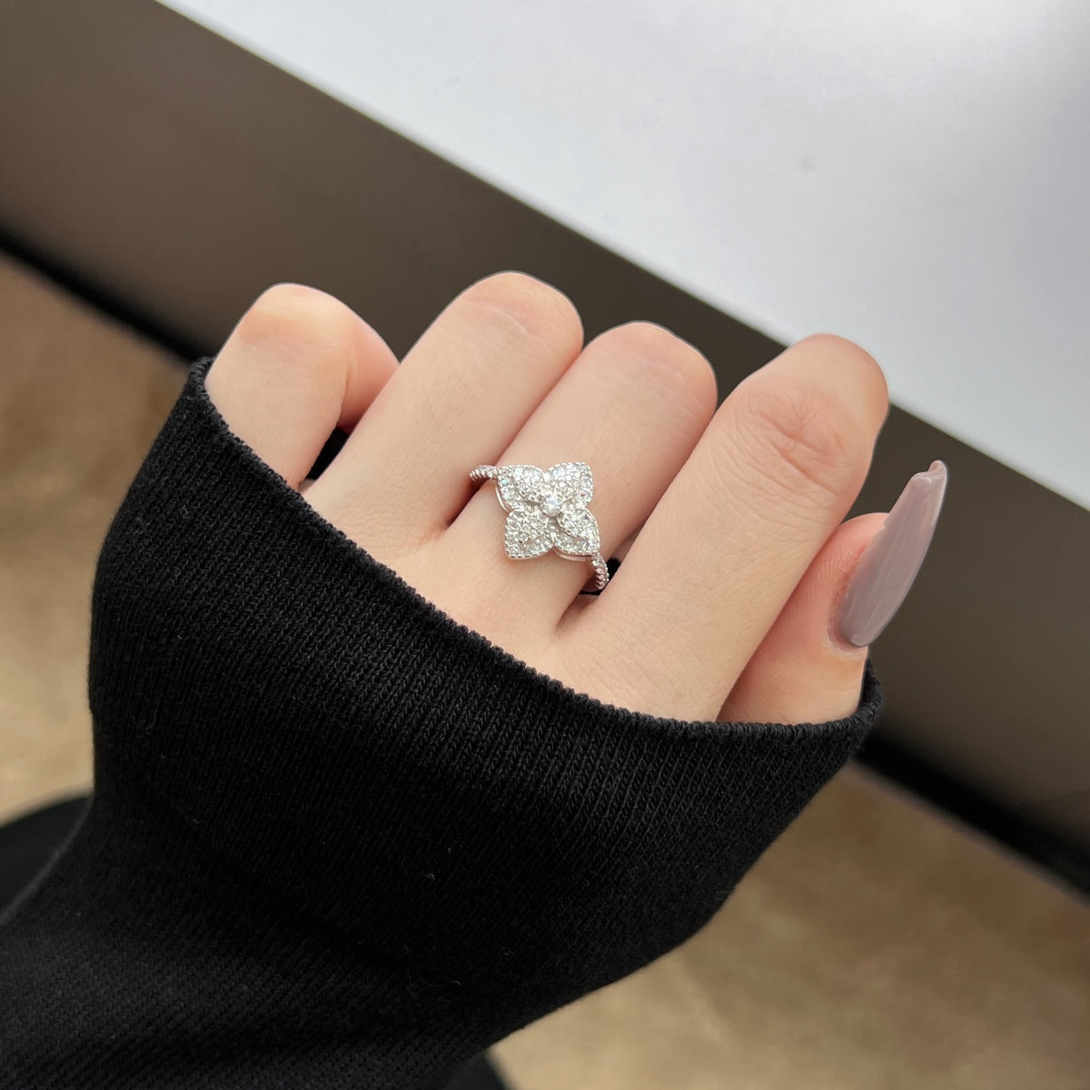[Echo Fine ]Luxurious Colorful Flower Shape Banquet Ring