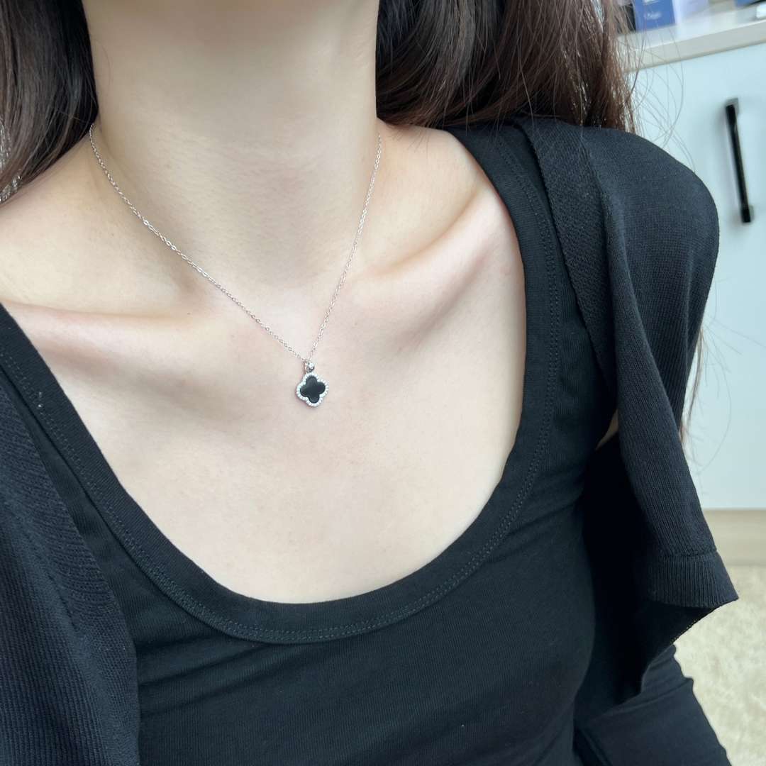 [Echo Fine ]Dainty Flower Shape Necklace