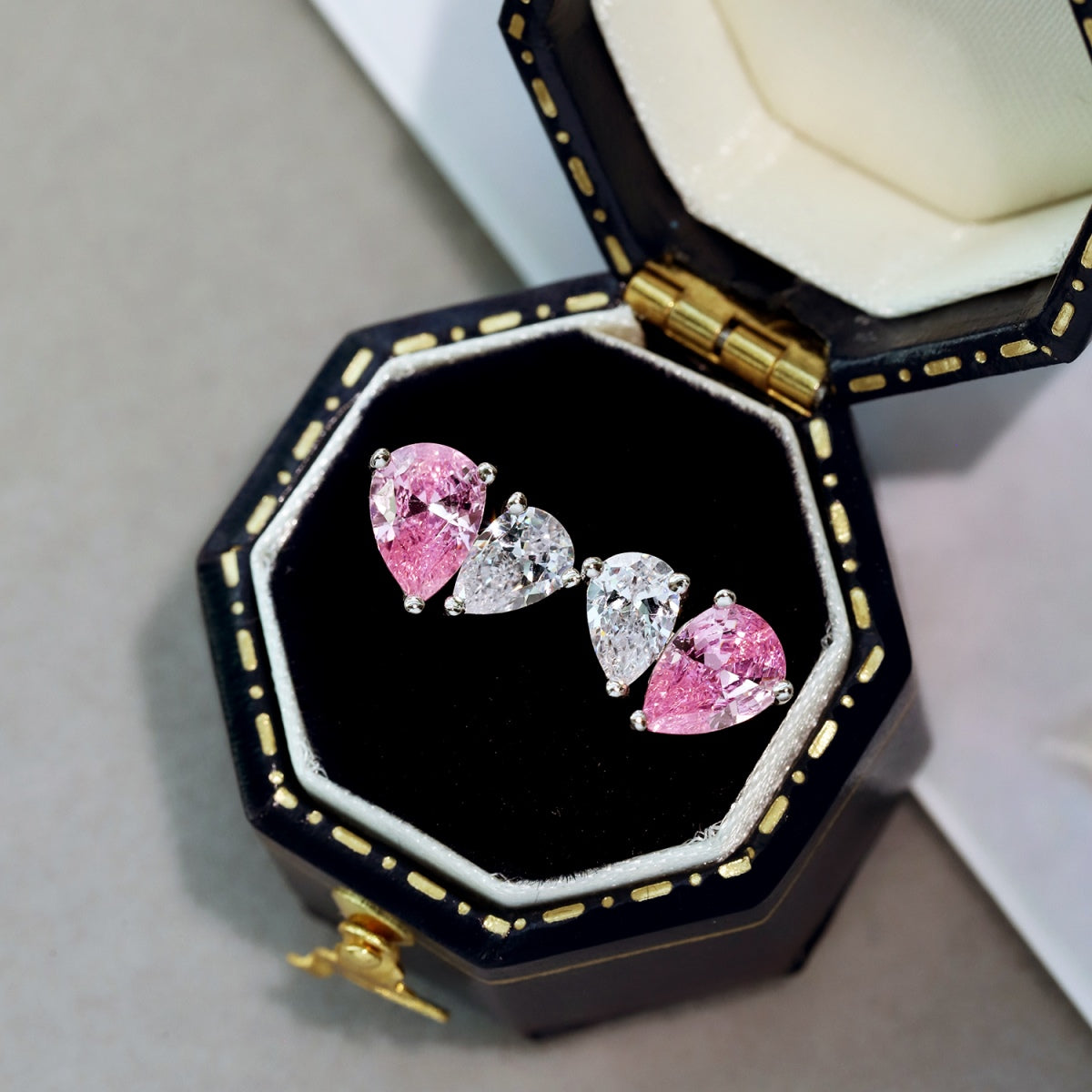 [Echo Fine ]Dazzling Elegant Heart Cut Lover Earrings