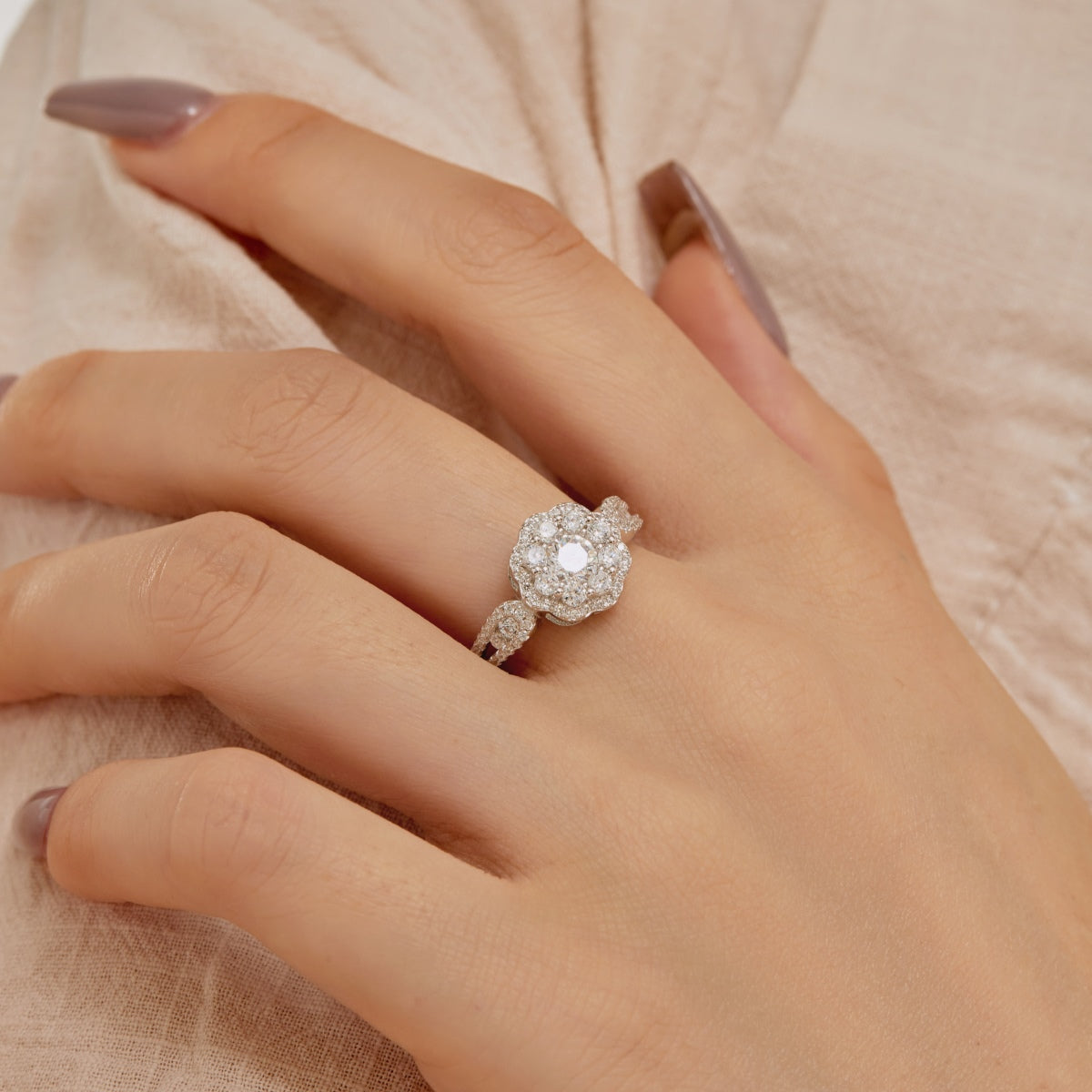 [Echo Fine ]Delicate Colorful Round Cut Flower Shape Wedding Ring