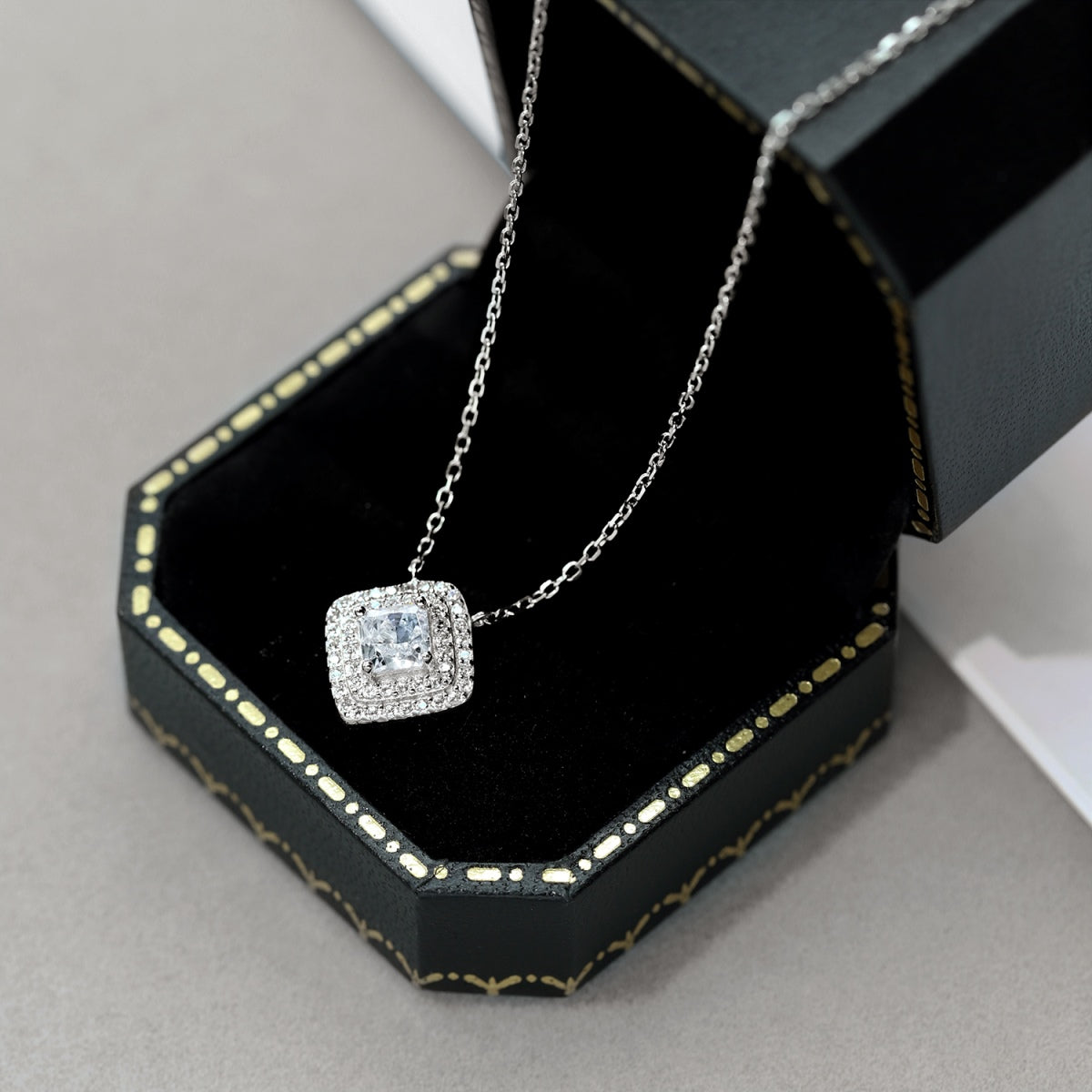 [Echo Fine ]Sparkling Asscher Cut Necklace