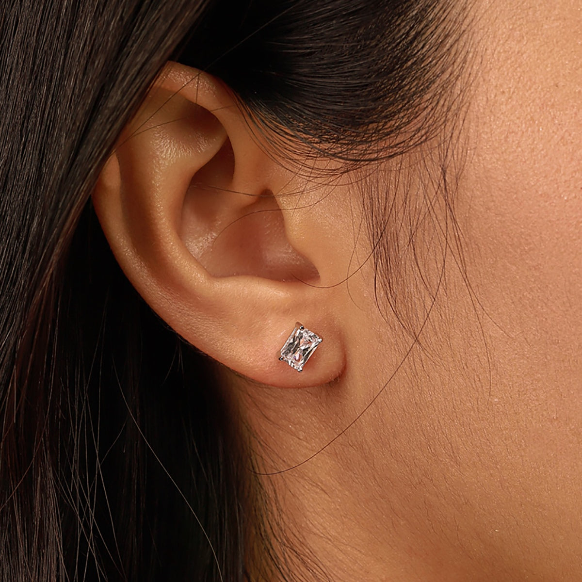 [Echo Fine ]Stylish Shiny Rectangular Center Stone Stud Earrings