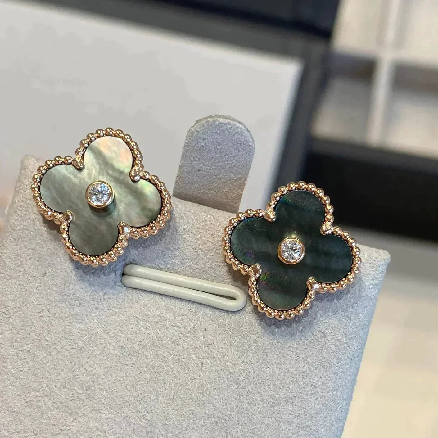 [Echo Fine ]CLOVER MEDIUM 1 MOTIFS GRAY MOP  DIAMOND EARRINGS