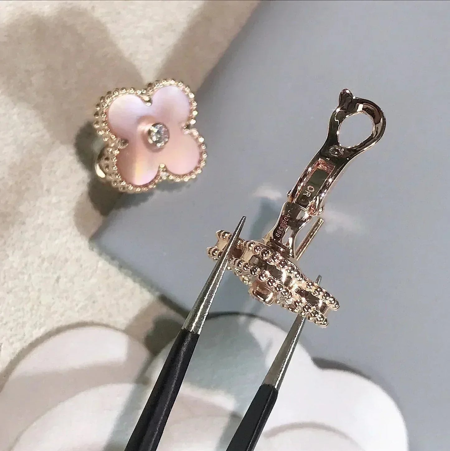 [Echo Fine ]CLOVER MEDIUM 1 MOTIFS  PINK MOP DIAMOND EARRINGS