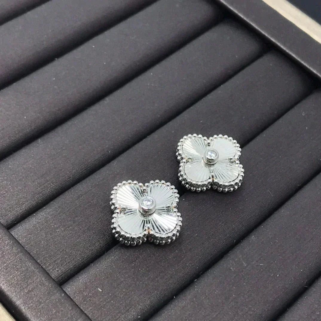 [Echo Fine ]CLOVER MINI 9.5MM LASER EARRINGS
