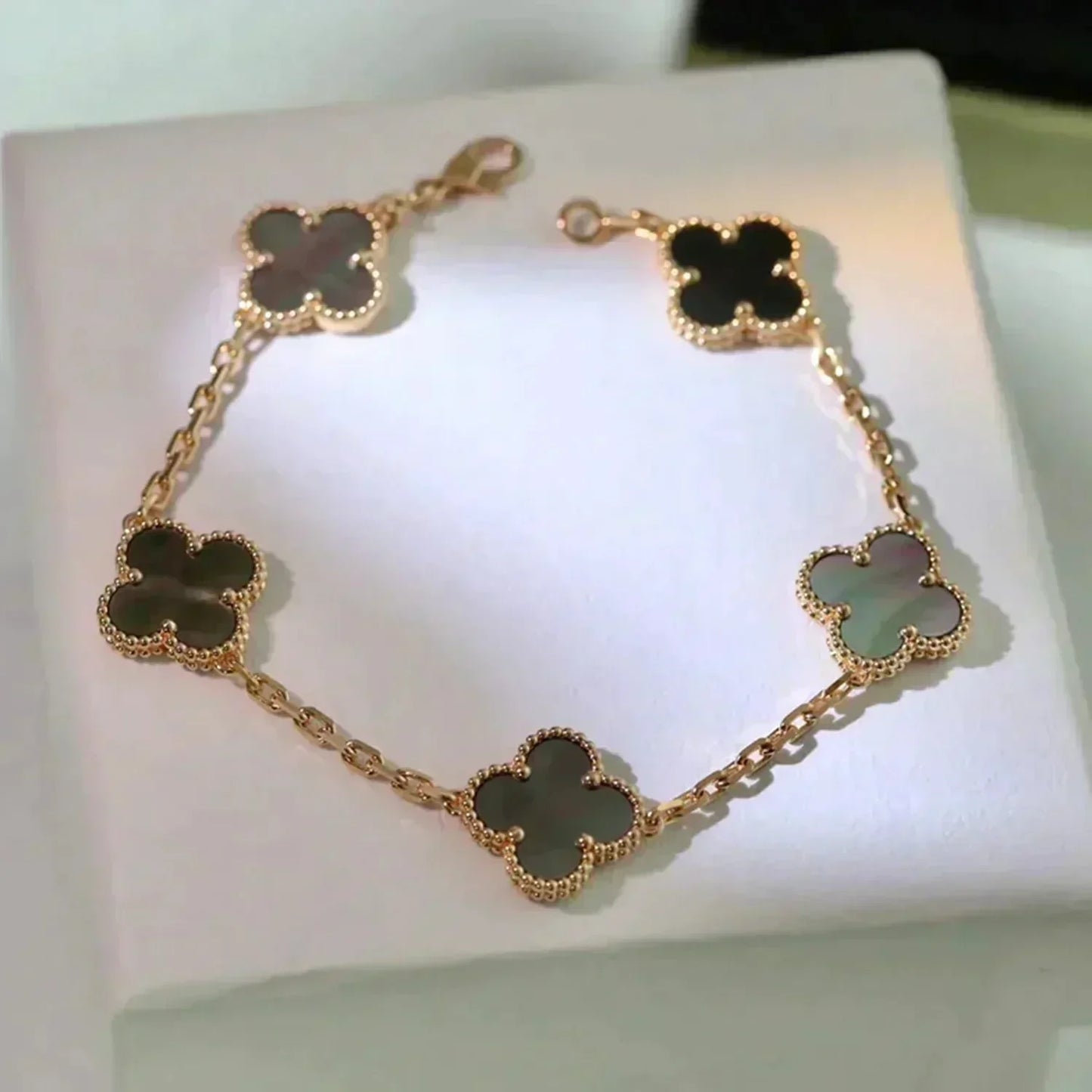 [Echo Fine ]CLOVER 5 MOTIF GRAY MOP  BRACELET