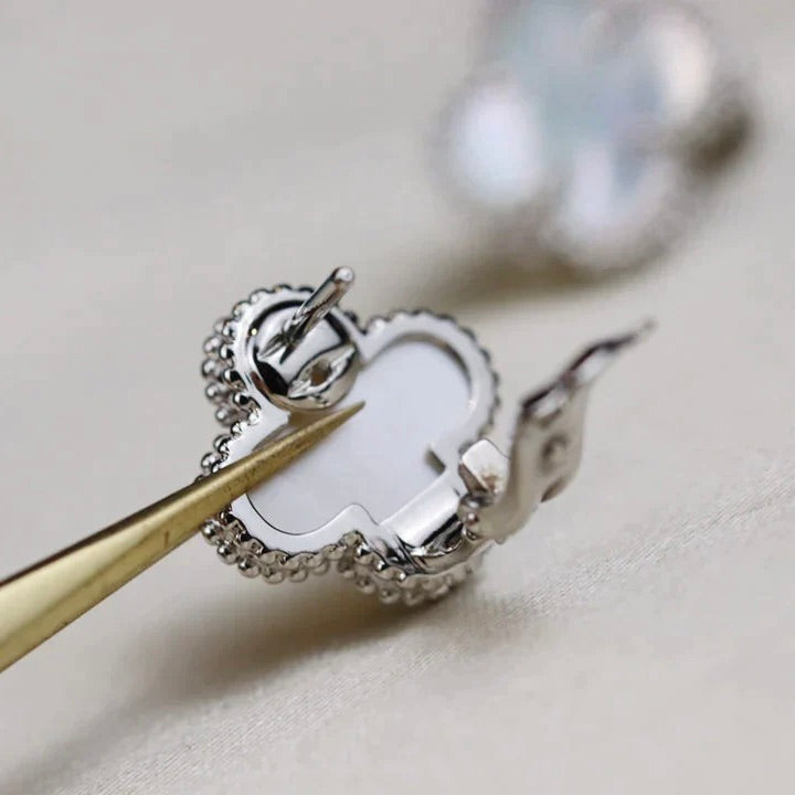 [Echo Fine ]CLOVER MEDIUM 1 MOTIFS  WHITE MOP EARRINGS SILVER