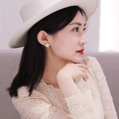 [Echo Fine ]CLOVER MEDIUM 1 MOTIFS  WHITE MOP STUD EARRINGS