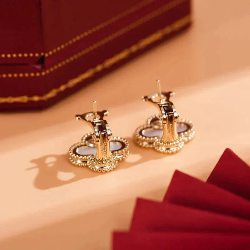 [Echo Fine ]CLOVER MEDIUM 1 MOTIFS  WHITE MOP STUD EARRINGS