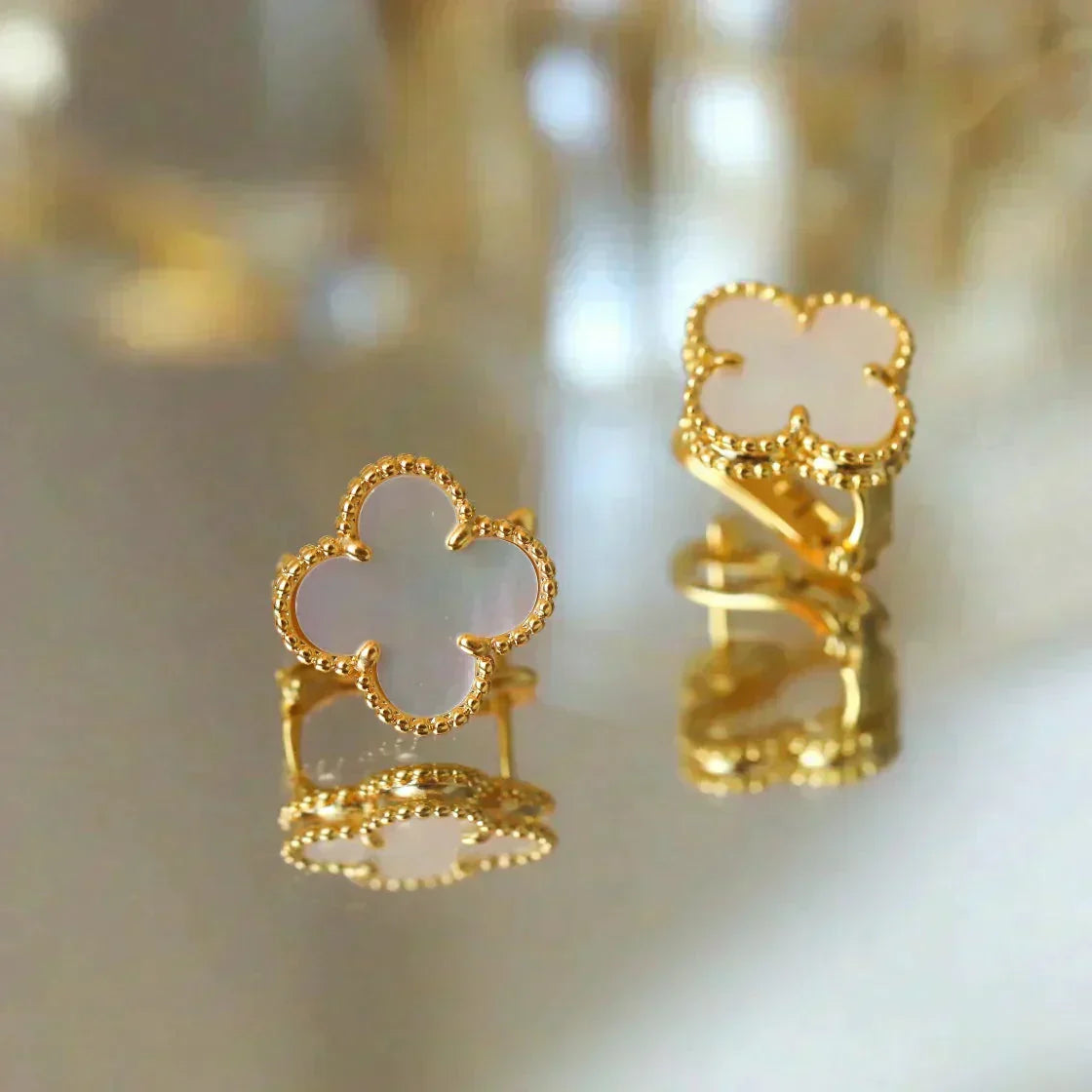 [Echo Fine ]CLOVER MEDIUM 1 MOTIFS  WHITE MOP STUD EARRINGS