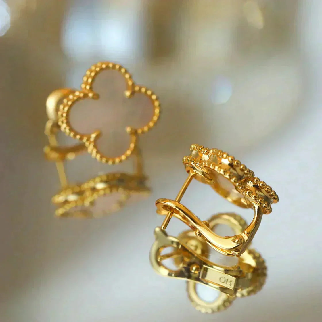 [Echo Fine ]CLOVER MEDIUM 1 MOTIFS  WHITE MOP STUD EARRINGS