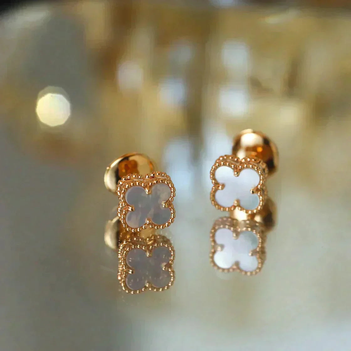 [Echo Fine ]CLOVER MINI 9.5MM WHITE MOP EARRINGS