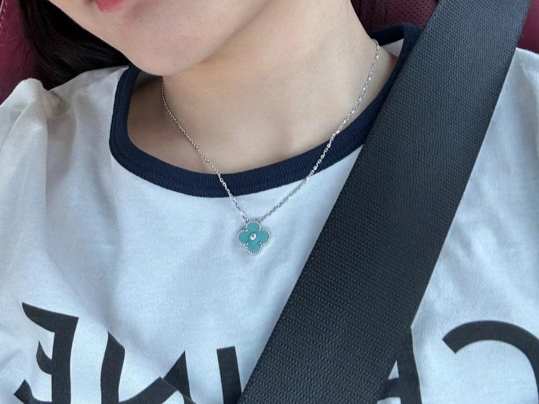 [Echo Fine ]CLOVER 1 DIAMOND LIGHT BLUE SILVER NECKLACE