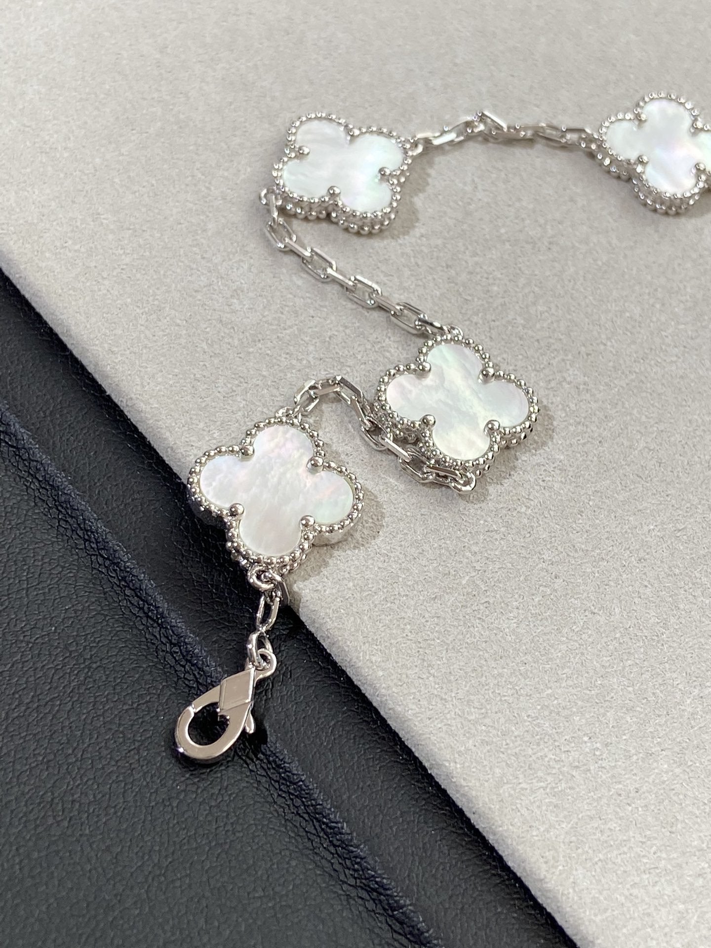 [Echo Fine ]CLOVER SILVER MOP 5 MOTIF BRACELET