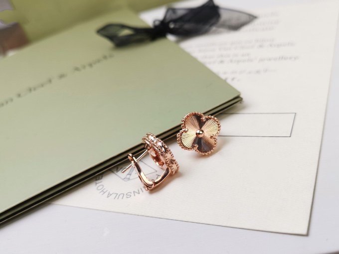 [Echo Fine ]CLOVER MEDIUM STUD EARRINGS