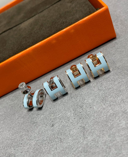 [Echo Fine ]POP H SKY BLUE STUD EARRINGS