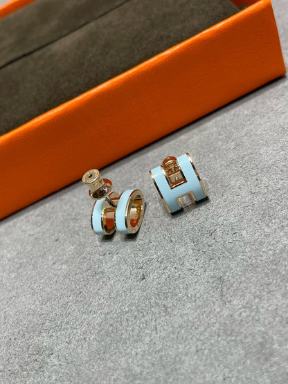 [Echo Fine ]POP H SKY BLUE STUD EARRINGS
