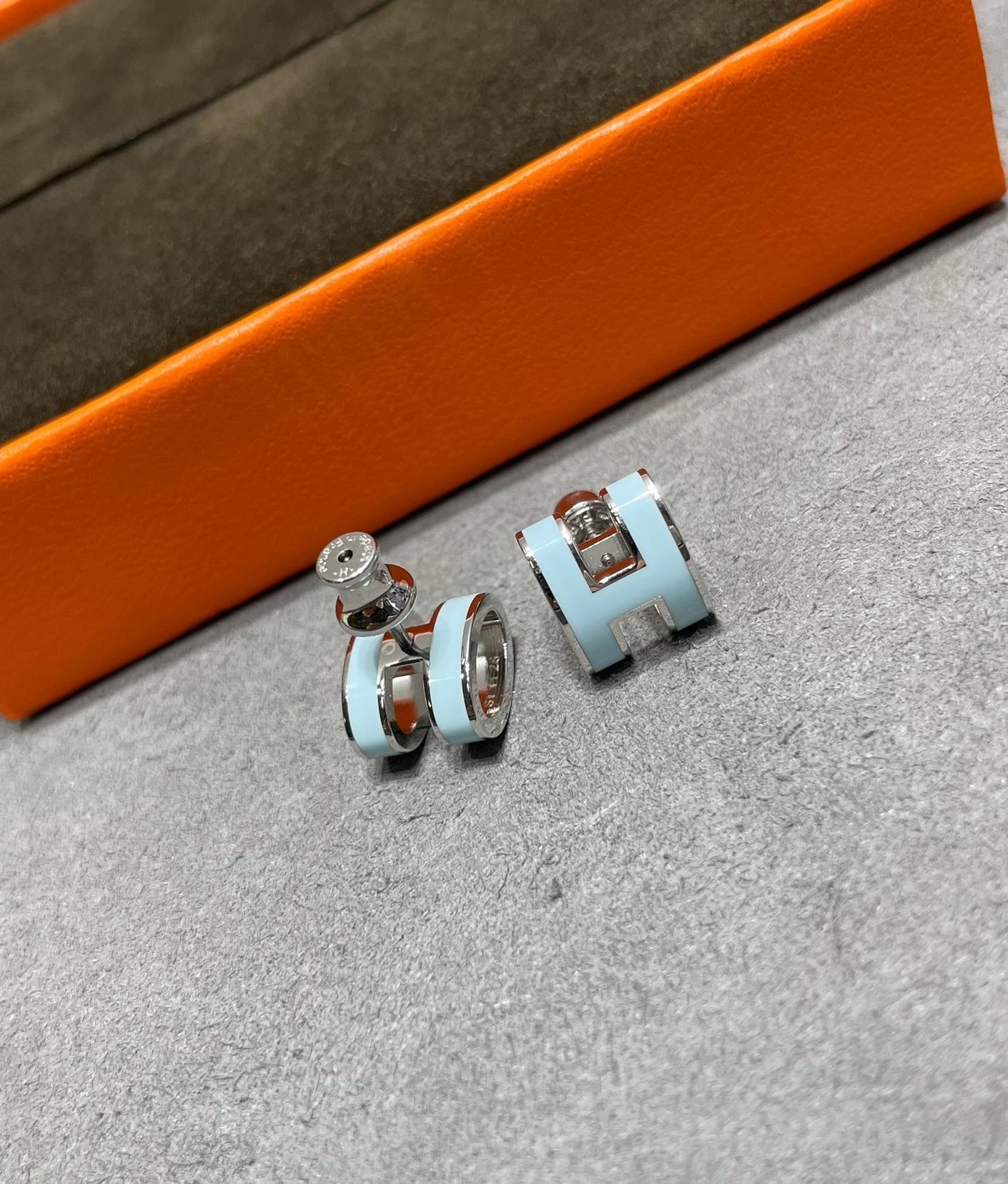 [Echo Fine ]POP H SKY BLUE STUD EARRINGS