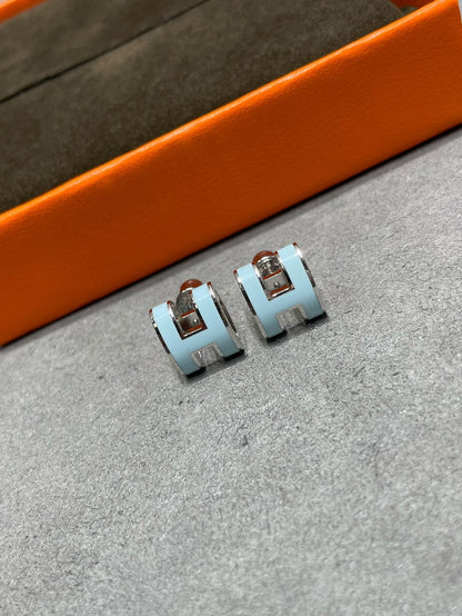 [Echo Fine ]POP H SKY BLUE STUD EARRINGS