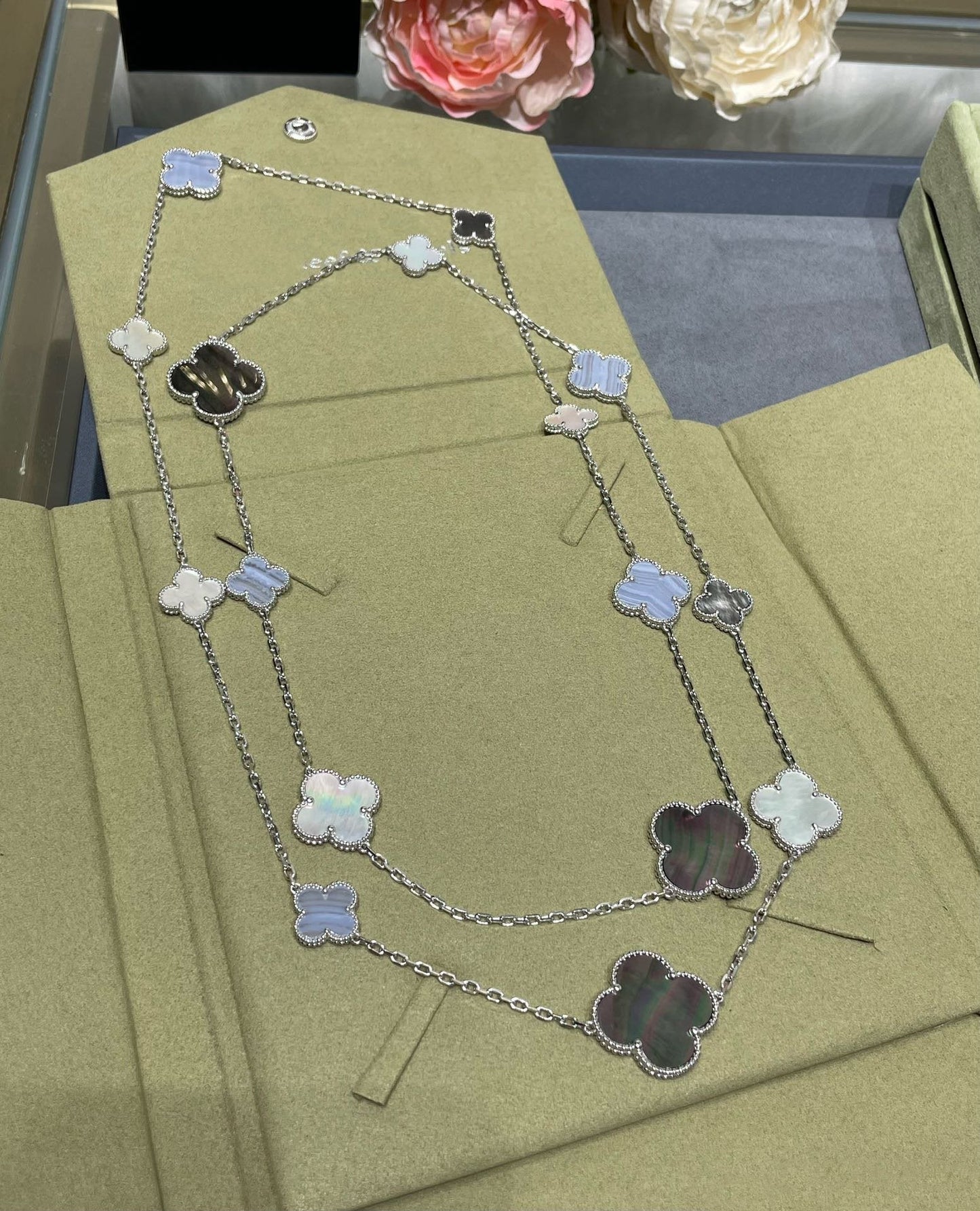 [Echo Fine ]CLOVER 16 MOTIF CHALCEDONY MOP SILVER NECKLACE