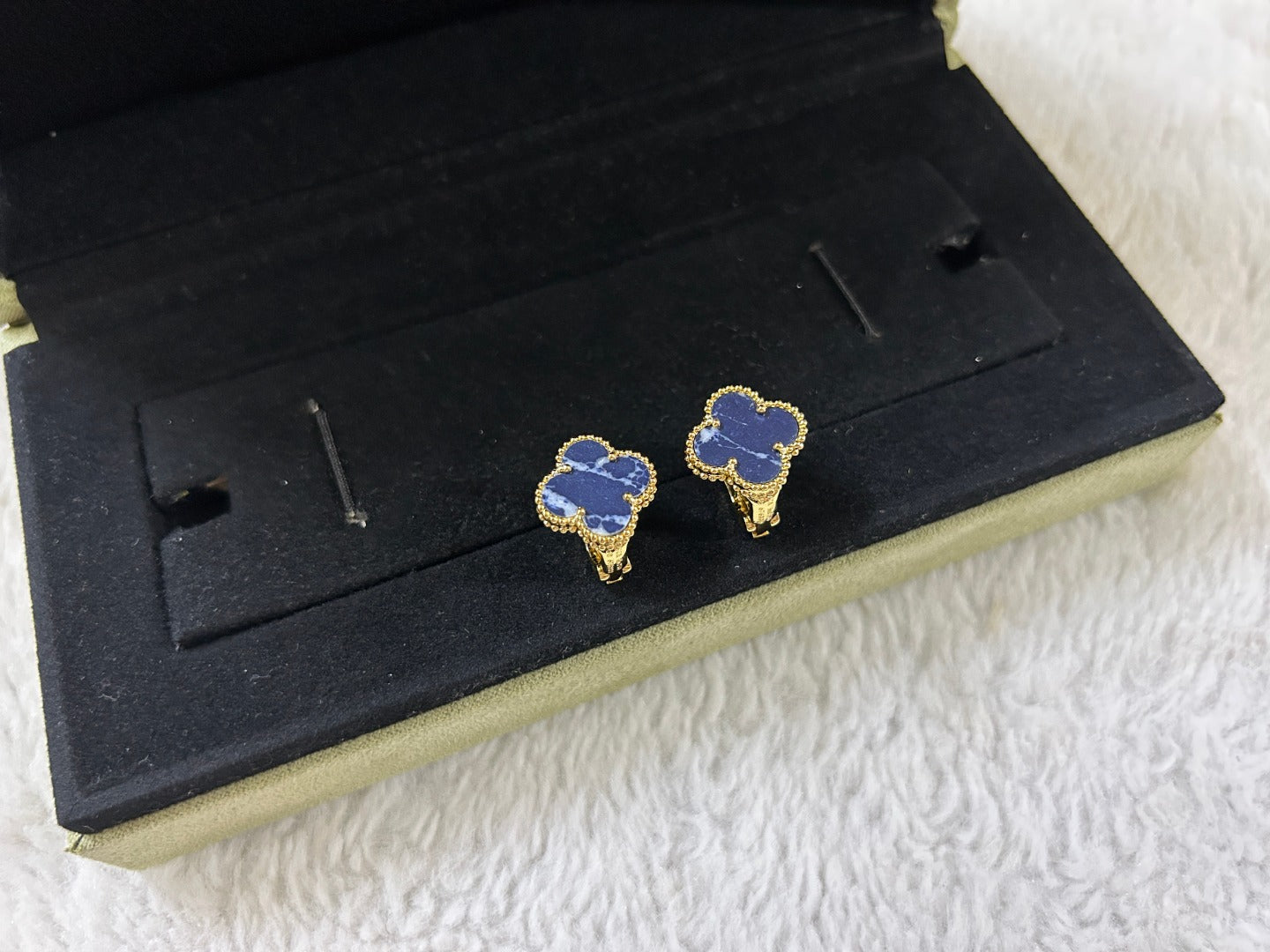 [Echo Fine ]CLOVER PIETERSITE MEDIUM STUD EARRINGS